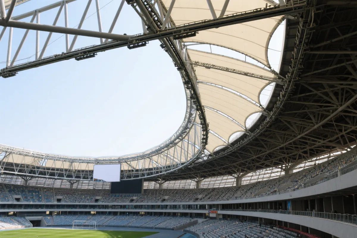 体育场内部屋顶结构细节，展示桁架与张拉膜结合的设计